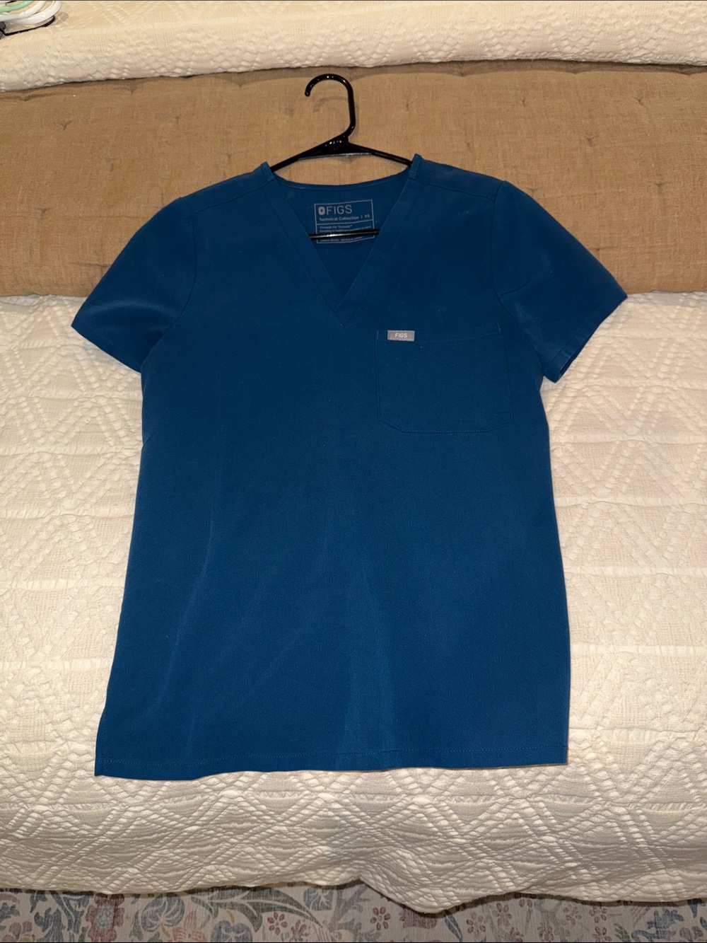 Figs Men's V-Neck Tee in Teal Blue